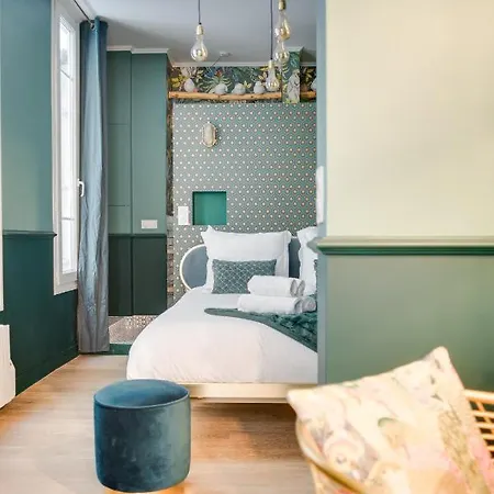 The Charming Trocadero Eiffel Tower Bed & Breakfast