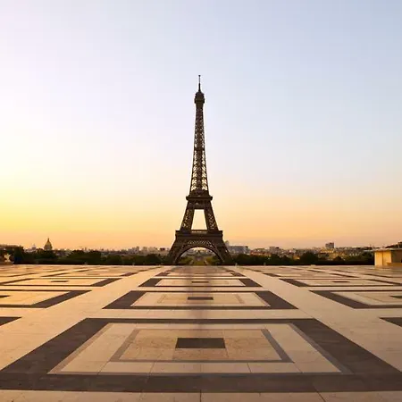 The Charming Trocadero Eiffel Tower * Parigi